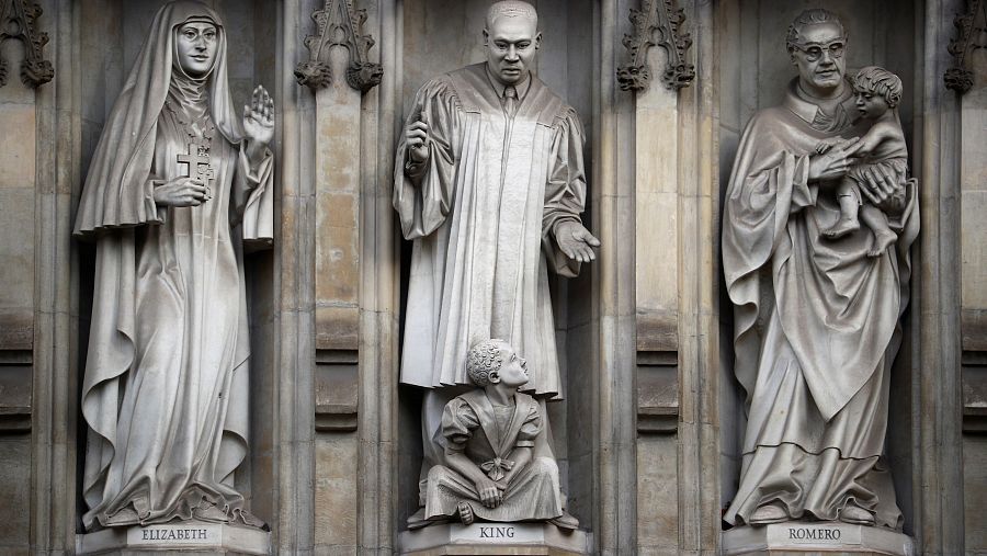 tallas de piedra de figuras en el exterior de la Abadía de Westminster en Londres, Reino Unido