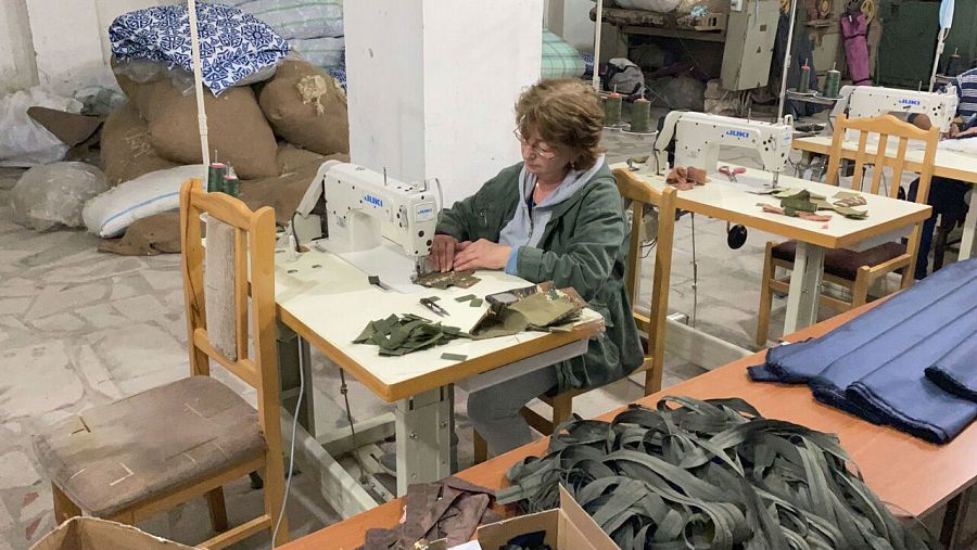 Una voluntaria cosiendo en una fábrica de Nagorno Karabajj.