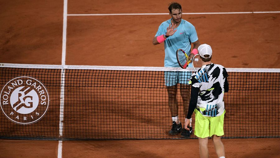 Rafael Nadal y su rival Jannik Sinner se saludan tras el partido de cuartos de final masculino de Roland Garros en París, Francia.