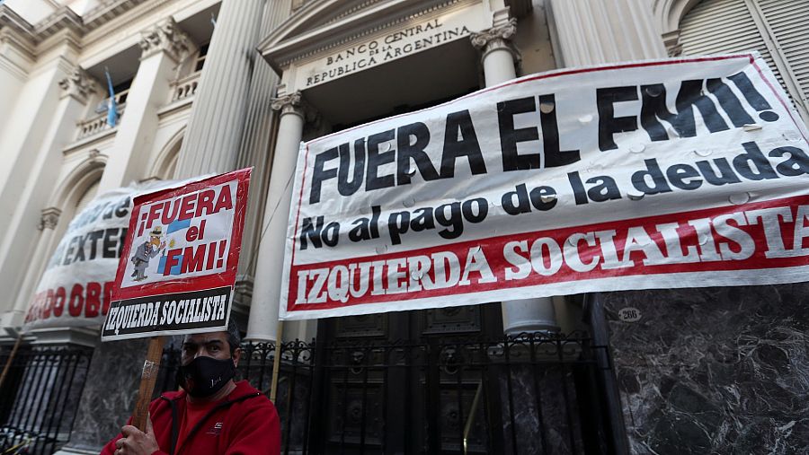 Un manifestante durante una protesta en contra del Fondo Monetario Internacional en Buenos Aires en Argentina
