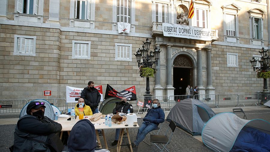 Trabajadores y empresarios del sector del ocio nocturno de Cataluña acampados en la plaza de Sant Jaume de Barcelona para protestar por las medidas del Govern