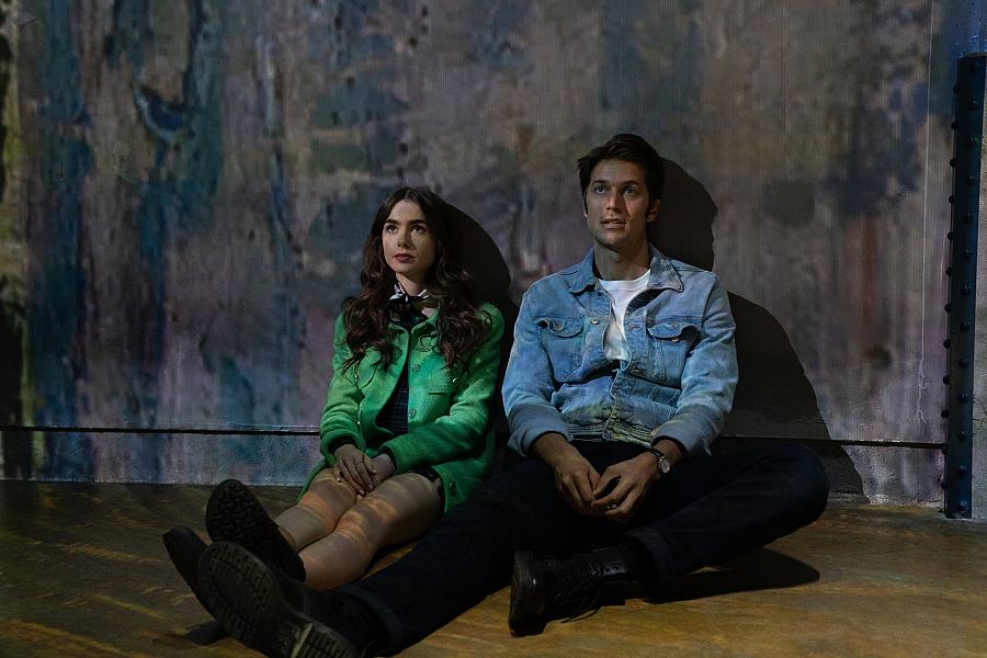 Emily y Gabriel visitan la exposición de Van Gogh en el Atelier des Lumières en París