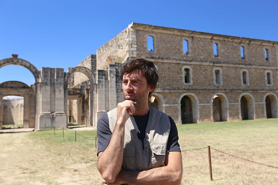 Bruno davant de la façana de la fortalesa de Sant Ferran a Figueres
