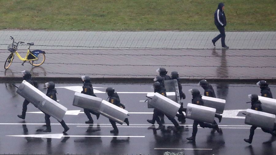 Policías bielorrusos corren durante una manifestación para protestar contra los resultados de las elecciones presidenciales en Minsk, Bielorrusia, el 11 de octubre de 2020.