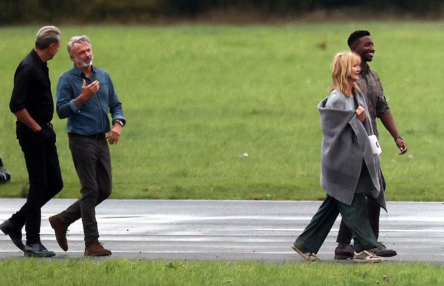 Jeff Goldblun , Sam Neill y Laura Dern en el rodaje de Jurassic World: Dominion