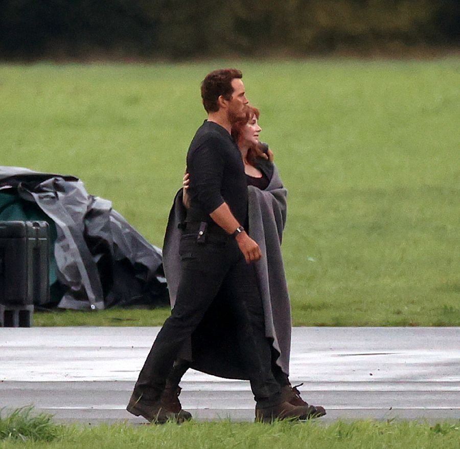 Bryce Dallas y Chris Pratt en el set de rodaje de Jurassic World: Dominion'