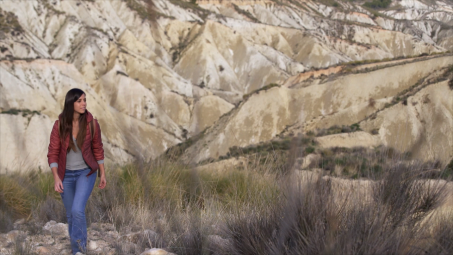Evelyn admira el paisaje del barranco de Gebas, en Murcia.