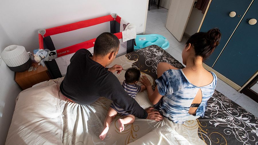 Dos padres y un hijo en la habitación que viven en Barcelona