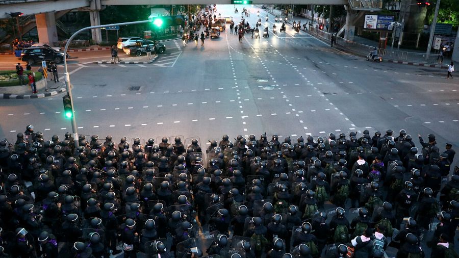 La policía antidisturbios toma posiciones después de un enfrentamiento con manifestantes antigubernamentales durante una protesta en el 47 aniversario del levantamiento estudiantil de 1973, en Bangkok, Tailandia.