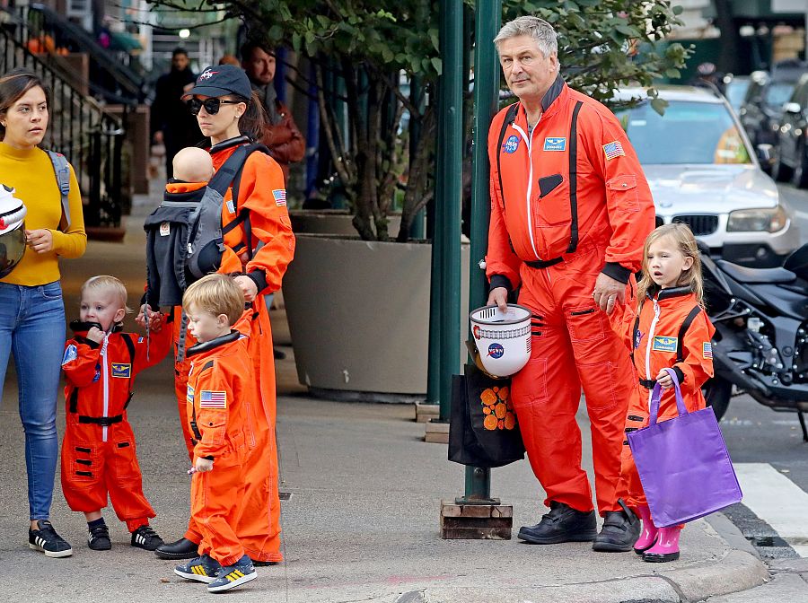 Alec Baldwin e Hilaria Thomas con su flota familiar de astronautas