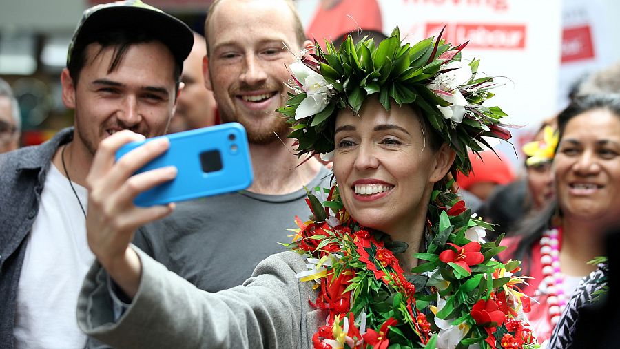 La primera ministra de Nueva Zelanda, Jacinda Arder, se fotografía con seguidores durante la campaña electoral.