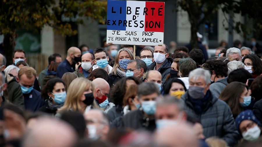 Un grupo de manifestantes rinden homenaje en la ciudad de Lille al profesor decapitado.