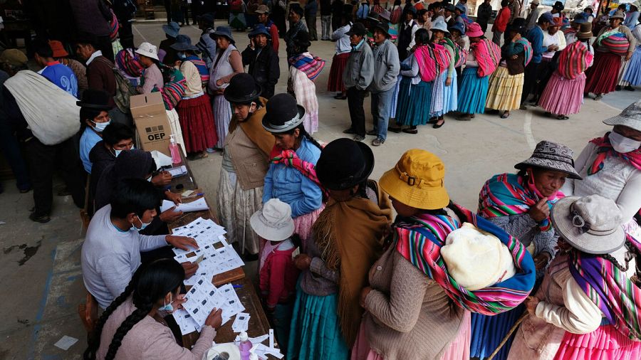 Ciudadanos bolivianos hacen fila para emitir su voto durante la jornada de elecciones presidenciales, en Cohoni, Bolivia.