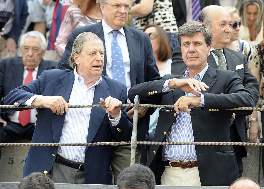 Fernando Falcó, Marqués de Cubas, en la plaza de toros junto a Cayetano Martínez de Irujo