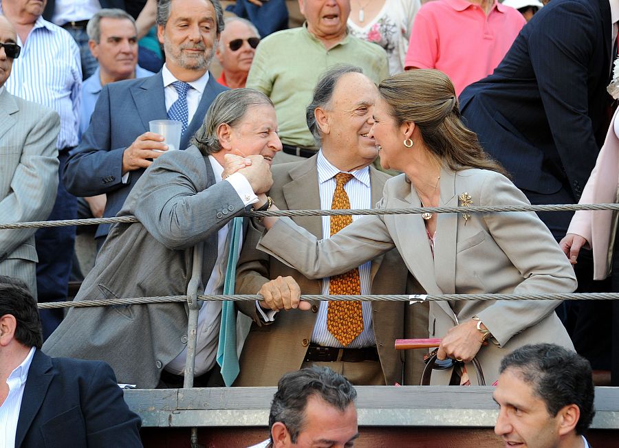 Fernando Falcó saluda a la Infanta Elena de Borbón en presencia de su hermano Carlos