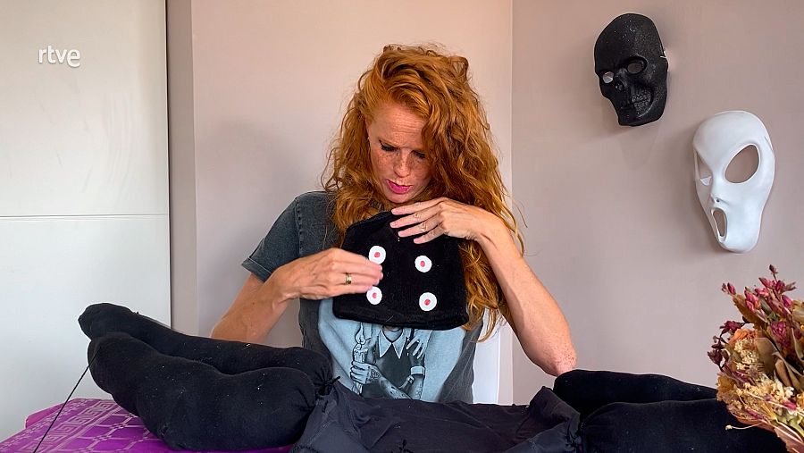 Utilizaremos un gorro negro al que le podemos coser o pegar dos ojos de goma Eva