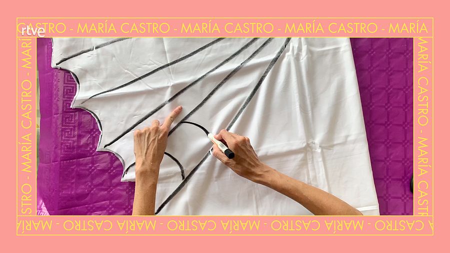 Antes de desplegar la sábana desde el vértice a la zona baja, iremos dibujando nuestra tela de araña con un rotulador negro