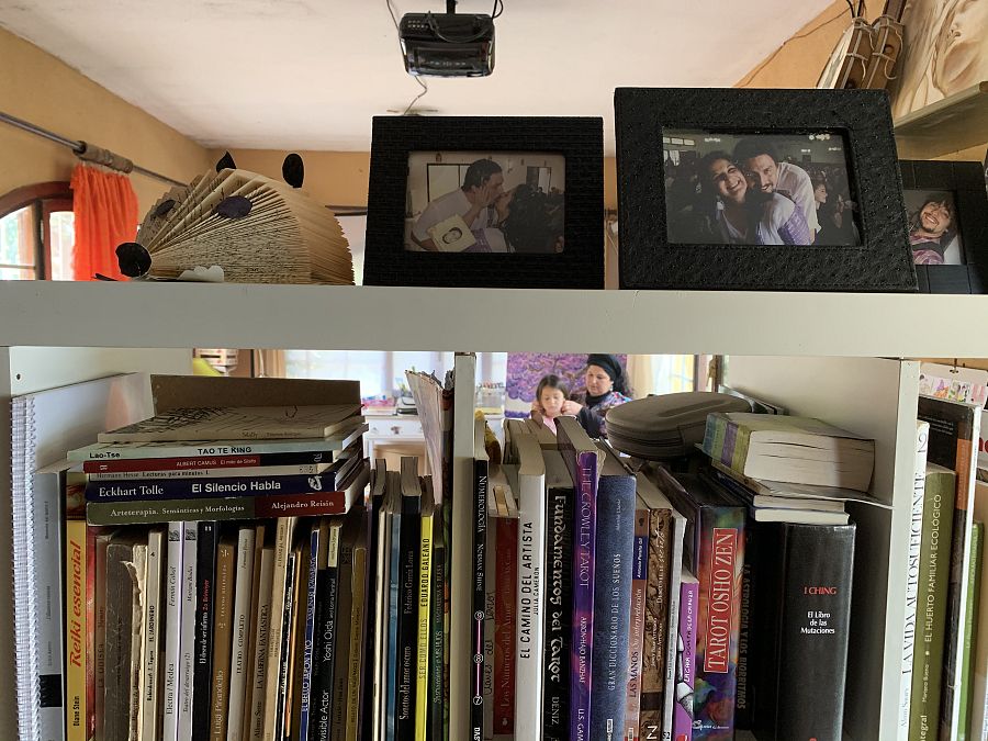 Fernanda educa a su hija Alma en su casa de la localidad castellonense de Lucena