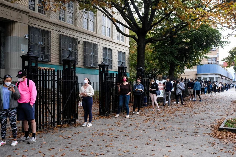 Los neoyorquinos forman cola para ejercer el voto por adelantado