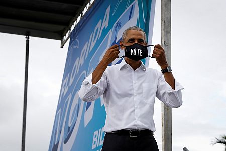 Obama se pone una mascarilla con la palabra 