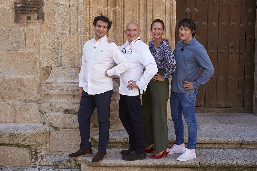 Toño López con los chefs