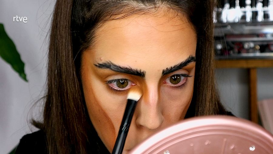 Damos profundidad con las sombras en color tierra