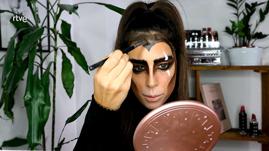 Con la sombra negra rellena los contornos y adquiere profundidad