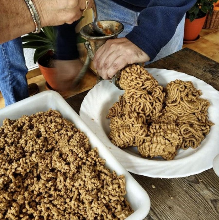 moliendo almendra salsa de nadal