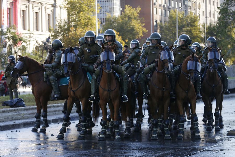 La policía montada en Santiago, Chile, en marzo de 2020