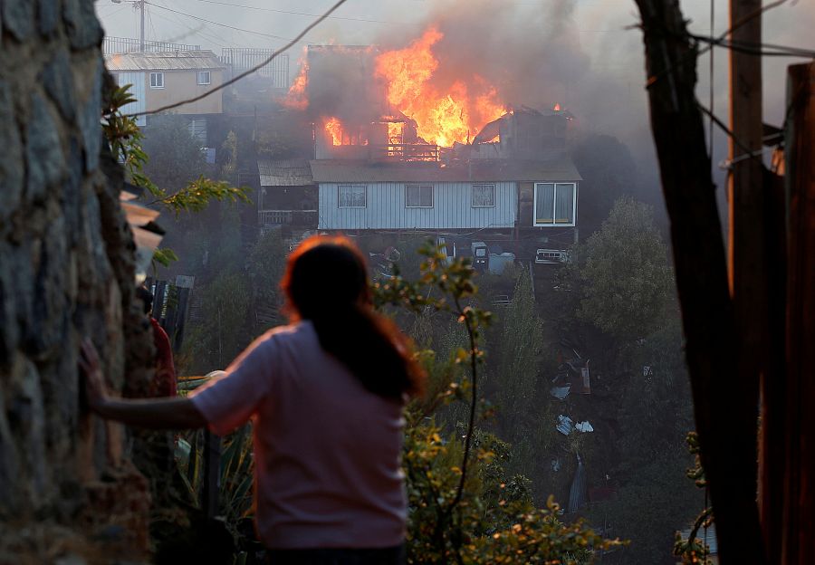 Una mujer observa el incendio del bosque en Valparaíso, Chile, la Nochebuena de 2019