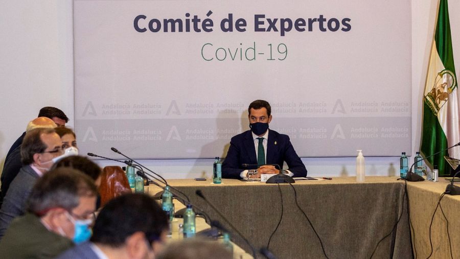 El presidente de la Junta de Andalucía, Juanma Moreno, presidiendo este miércoles la reunión del Consejo Asesor de Alertas de Salud Pública de Alto Impacto.