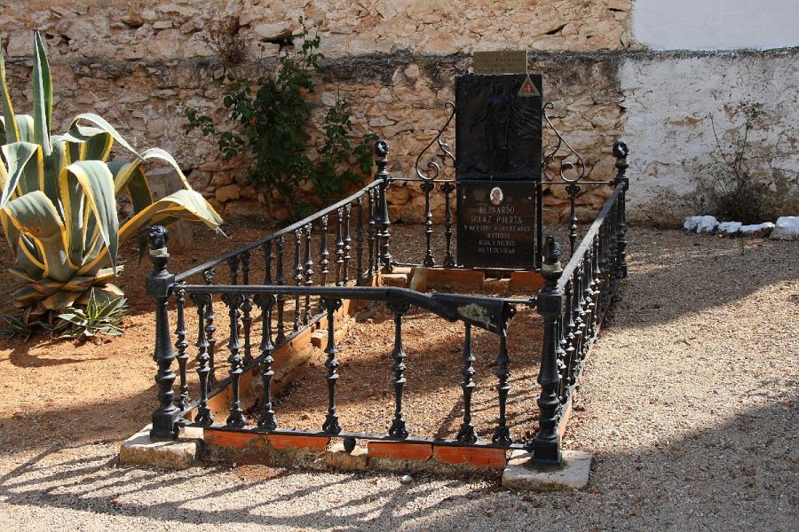 Imagen de una de las tumbas en el cementerio de Buñol