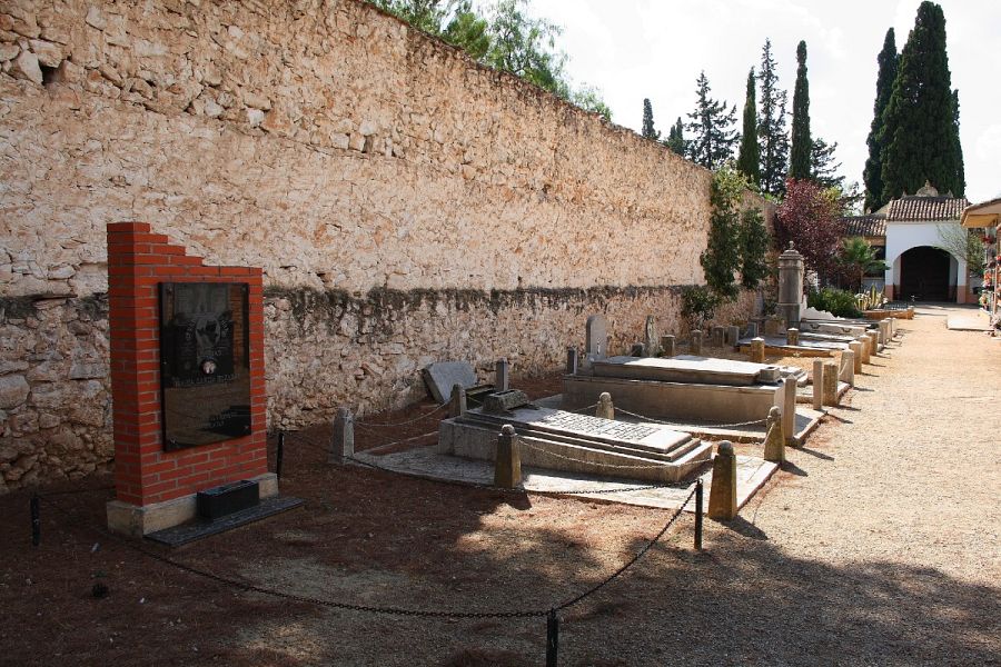 Imagen del cementerio de Buñol, con diferentes tumbas y lápidas