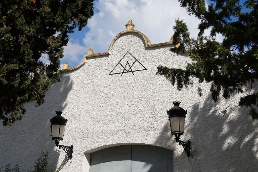 Puerta de entrada el cementerio civil de Bunyol con iconografía masónica