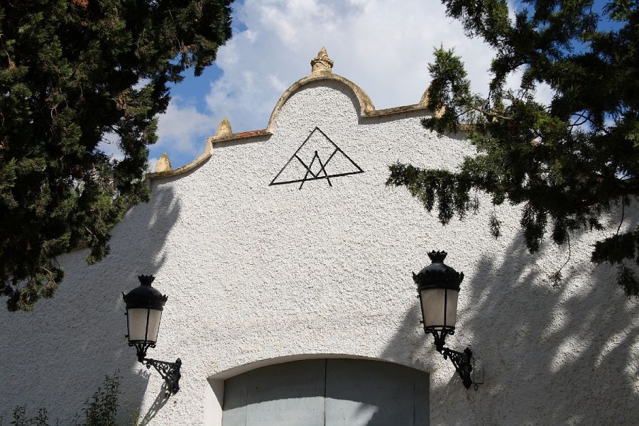 Puerta de entrada el cementerio civil de Bunyol con iconografía masónica