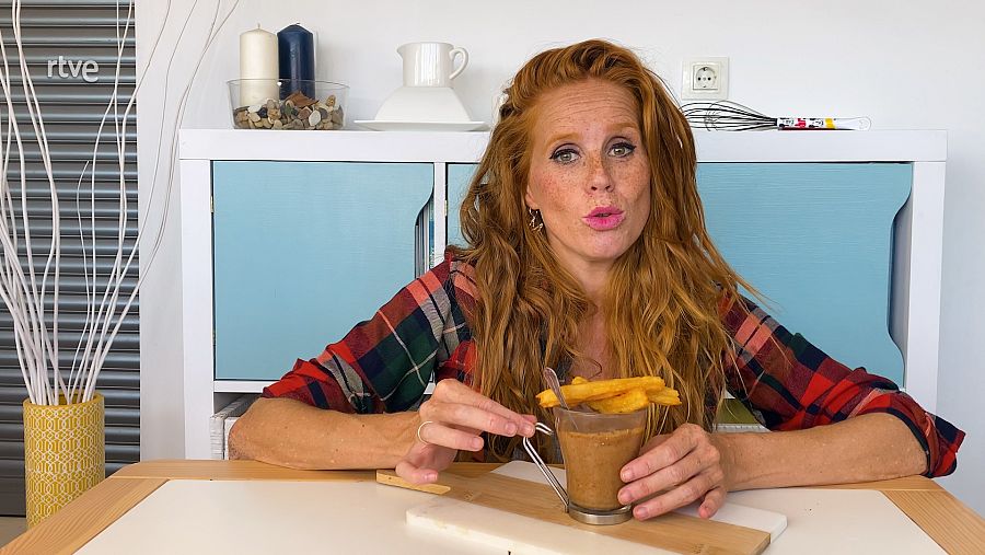 María Castro prepara un falso 'chocolate con churros' con ingredientes muy especiales