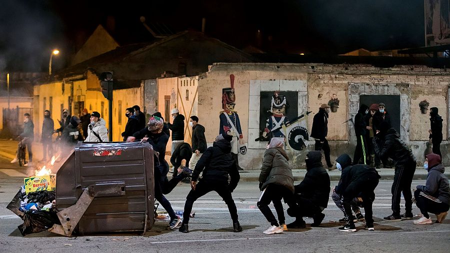 Varios manifestantes se enfrentan a la Policía en el barrio de Gamonal de Burgos.