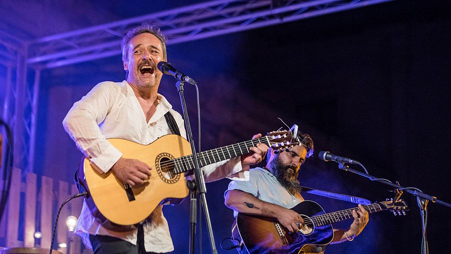 Santi Balmes, líder de Love of Lesbian, durante un concierto este verano en Mahón (Menorca).