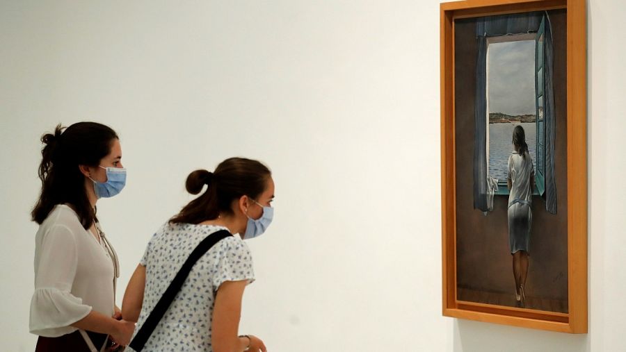 Dos mujeres observan la obra de Salvador Dalí, 