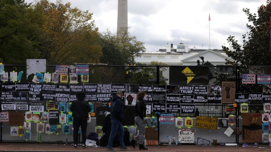 La valla de la Casa Blanca ha acabado cubierta de carteles contra Trump y reivindicaciones antirracistas.