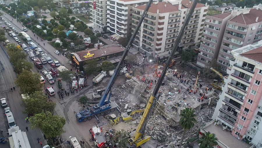 Una foto tomada desde un dron muestra la búsqueda de supervivientes por parte de los equipos de rescate y los voluntarios entre las ruinas de un edificio derrumbado por el terremoto en la ciudad turca de Esmirna.