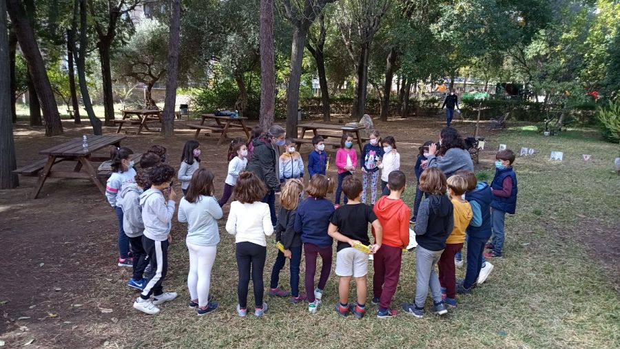 Alumnos se reúnen para comenzar su clase al aire libre