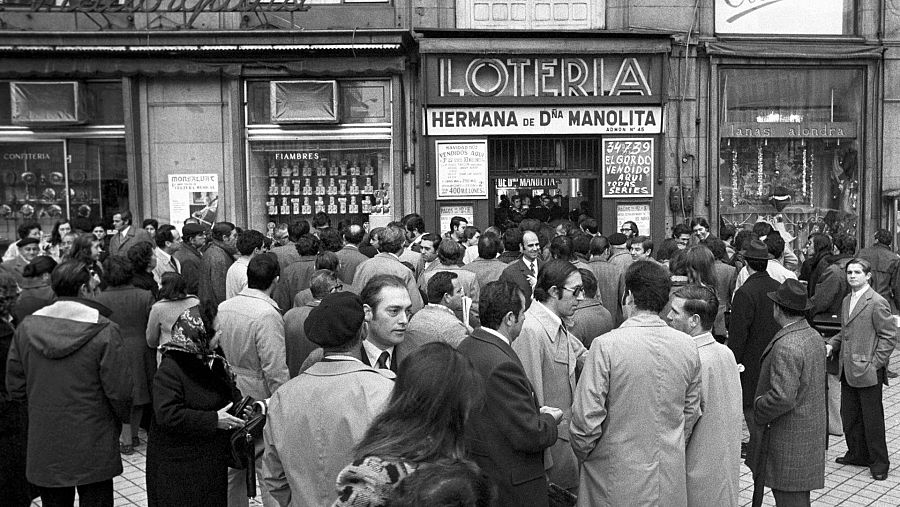 Aspecto que ofrecía la administración de lotería nº45 de Madrid, situada en la Puerta del Sol. en 1973