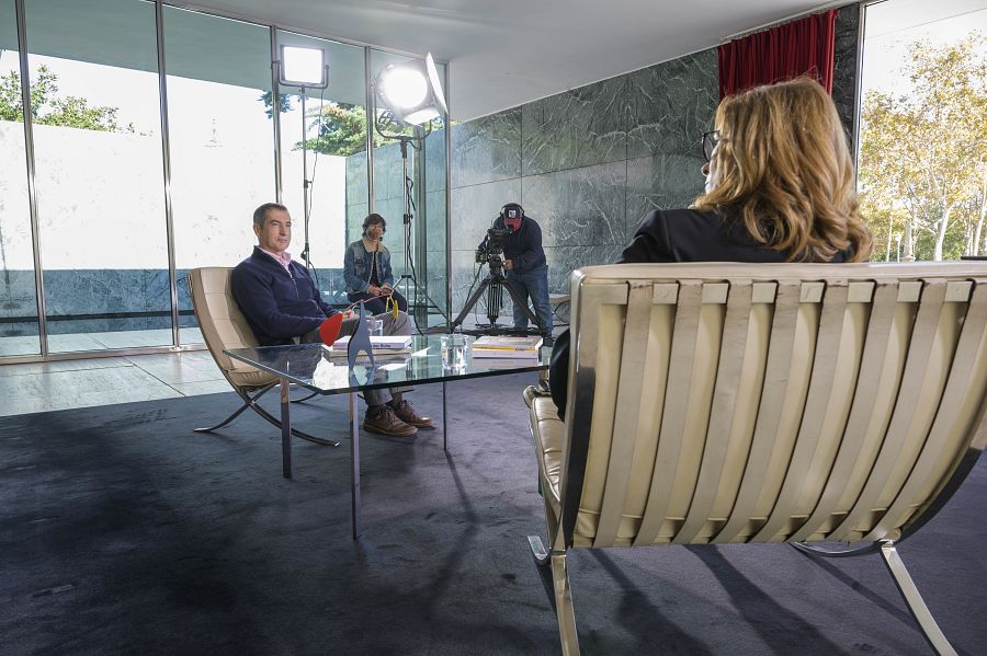 Anna Cler i Carlos Goñi, durant la gravació, al Pavelló Mies van der Rohe