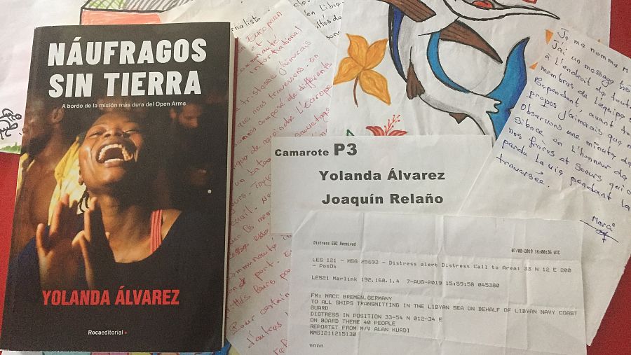 Composición con cartas y dibujos que los rescatados regalaron a Yolanda durante la travesía.