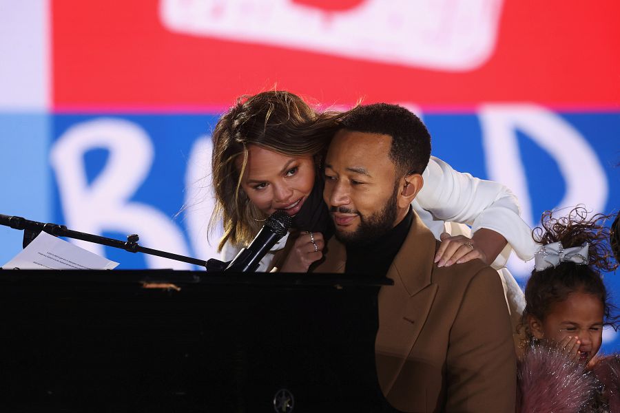 John Legend y Chrissy Teigen apoyan a Kamala Harris en Pensilvania