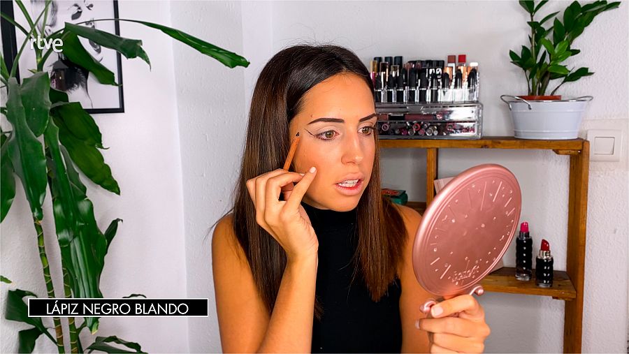 Primero empezaremos trazando una línea desde la línea inferior de las pestañas hasta donde queramos que llegue nuestro foxy eyes.