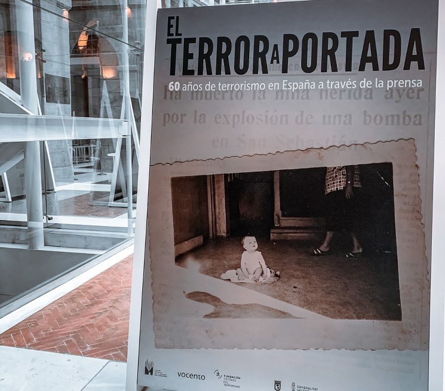 Cartel anunciador de la exposición 'El terror a portada'.