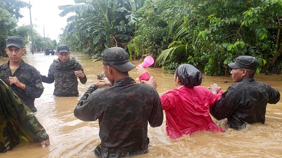 Soldados ayudan en la evacuación de un barrio de la ciudad de Tocoa, en Honduras, después de la tormenta tropical al paso del huracán Eta