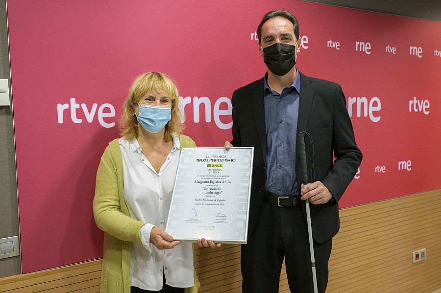 Marga Esparza i Enric Botí amb el diploma del premi